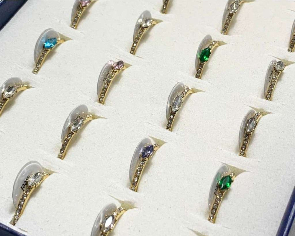 THIN GOLDEN STAINLESS STEEL RING WITH COLORED STONE STRASS – Set of 24